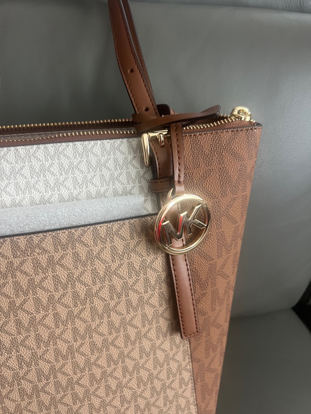Michael Kors voyager Camel Brown Tote Bag with Gold Hardware - Picture 3 of 14